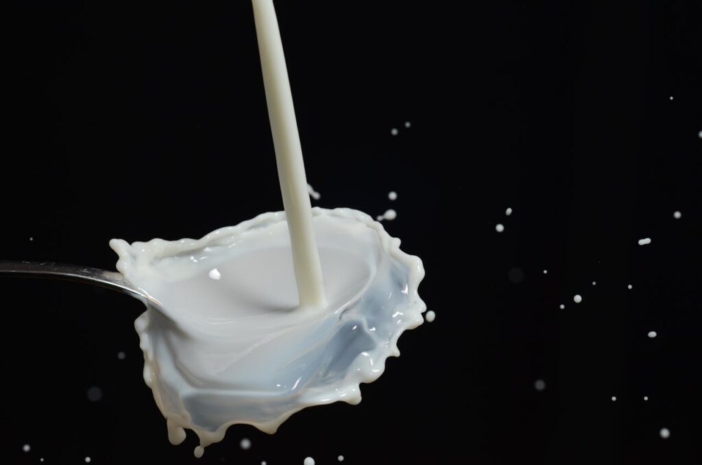 drip-milk-pour-liquid-66917-66917.jpg